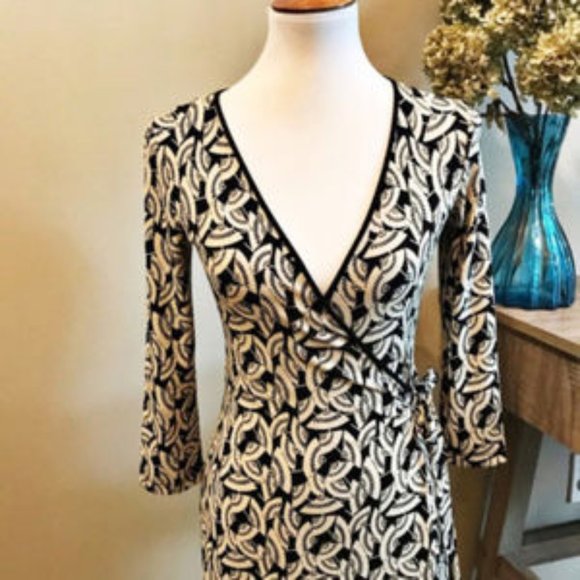 BCBGMAXAZRIA Umbrella Print Wrap Dress size XS - Picture 3 of 6